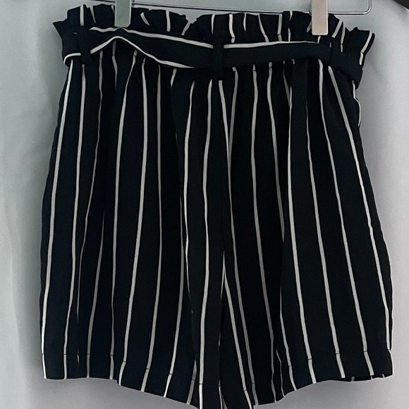 Black/White Striped Shorts with tie - Picture 3 of 3